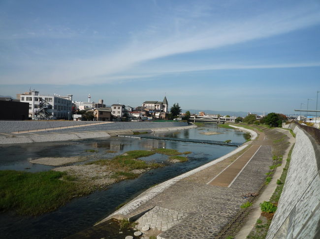 鴨川沿いをてくてくてく<br /><br />バスの本数が少なすぎててくてくてく<br /><br />賑やかな四条あたりと比べるととても長閑<br /><br />あー疲れたなあ