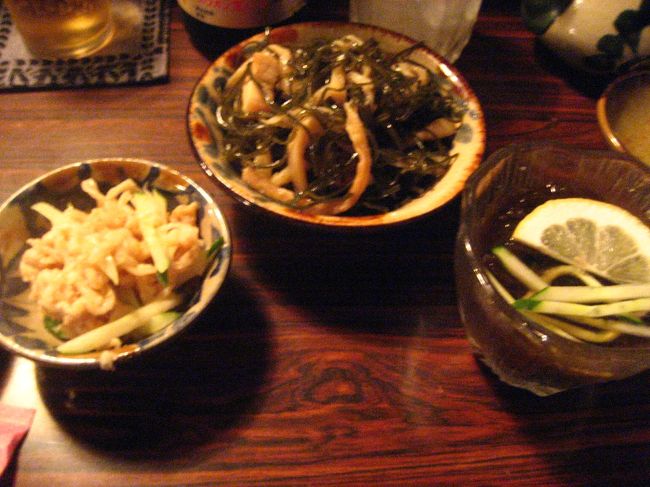 続いて、ミミガーのさしみ、クーブーイリチー、すぬいが登場！<br />ミミガーは豚の耳の皮。軟骨のコリコリとした、クラゲのような食感。<br />クーブーイリチーは昆布の炒め物。縁起物として、お祝いに欠かせない料理だそうです。<br />すぬいは、もずくのこと。この旅で色々もずくを食べましたが、カツオ出汁のものと、酸っぱいものとあり、こちらは前者の方でした。いくらでも食べれそうです♪<br />