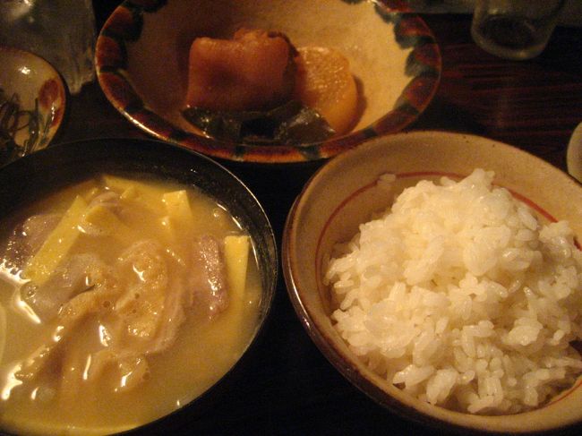 続いて、ラフテー、うぶん、いなむどぅち。<br />この頃からオリオンビールから古酒「瑞穂」に変更。<br />ラフテーは皮付きの三枚肉で、甘辛く濃い味付けで箸で切れるほど柔らかく煮込まれています。<br />うぶん、いなむどぅちはご飯、豚汁のこと。<br />いなむどぅちは具がいっぱいで、これだけでおかずになります。<br />