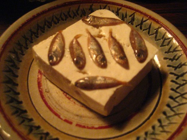 こちらも定食には含まれていませんが、「スクガラス豆腐」も試してみることに。<br />アイゴの稚魚を塩漬けしたものが豆腐にのっています。<br />これも酒の肴にぴったり。<br /><br />「あんつく」、安くてうまくて大満足です！<br />