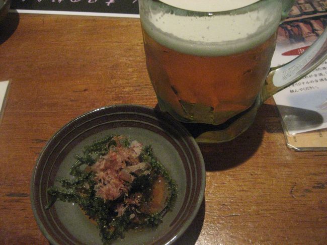 ５日目。やんばるドライブで疲れて、また腹ペコに。<br />人気居酒屋の「うりずん」を予約して行きました。<br />店内は満席でしたが、離れのキレイなテーブル席に通してもらえました。<br />（地元客と観光客がすみ分けされているのかな？）<br /><br />まずは付け出しの海ブドウでオリオン生を一杯！