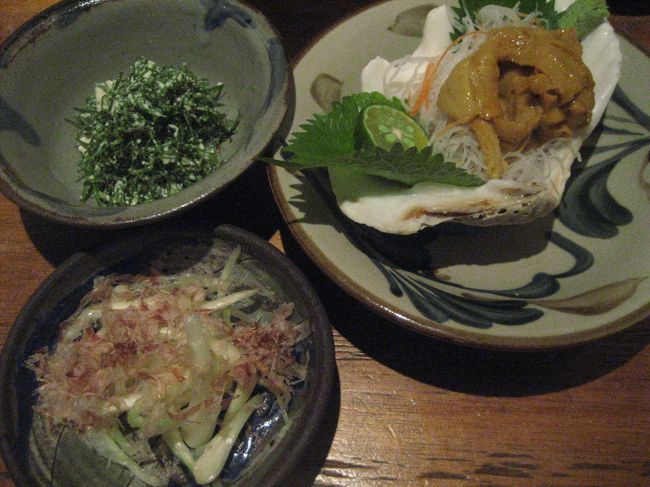 「あんつく」で最初に定食を頼むとご飯、味噌汁で満腹になると学んだので、最初に一品料理を頼み、後から定食を頼む作戦に出ました！<br /><br />まずは、島らっきょう、ニガナの白和え、生ウニを注文！<br />島らっきょうは、後の旅行記で登場する渡名喜島で初めて食べてはまりました。塩漬けされた島らっきょうに花がつおがふりかけられており、ビールによく合います。<br />ニガナは、渡名喜島によく生えてましたが、豆腐に甘めの味噌、ニガナの苦味が絶妙にからみあい、白と緑のさわやかな見た目が食欲をそそります。