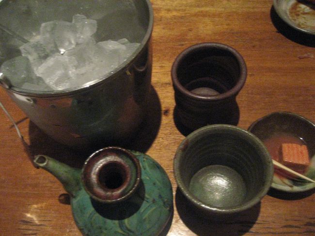 泡盛は、古酒「春雨」を、また豆腐ようとあわせることにしました。<br />楊枝で削りながら、ちびちび、ぐびぐび。この組合せ、やっぱり最高です。