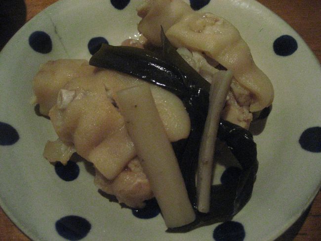 一度食べてみたかった足てびちぃ。<br />いわゆる豚足ですが、これがまた量が多い。<br />ぷるんとした皮の部分とその内側からとろりとあふれ出るゼラチン質が魅力です。