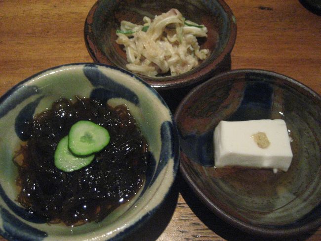 そして「うりずん定食」を注文！<br />ジーマミー豆腐、もずく、ミミガーの刺身が登場。<br />