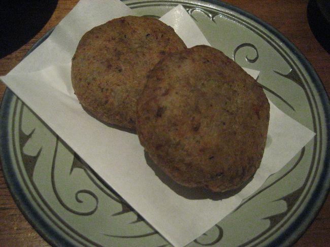 そして、メインディッシュ（？）のどぅる天が登場！<br />田芋を茹でてつぶし、豚肉、かまぼこ、しいたけなどで練った郷土料理「どぅるわかしー」をコロッケ状に丸めて油で揚げたものです。<br />なんと「うりずん」が創作し、「どぅる天」の名づけ親だそうです。<br />ほくほくうまうま。