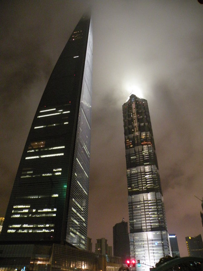 金茂大廈と上海環球金融中心<br /><br /><br />金茂大廈にのぼり、夜景を楽しもうとしたがこみすぎてて断念。