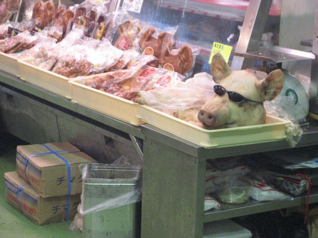 最終日は牧志公設市場へ！<br />豚の頭にサングラスがかかっています。