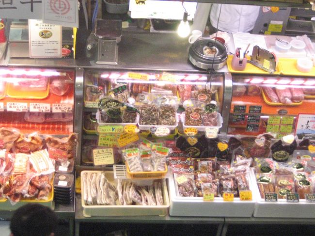 様々な部位、加工食品が並んでいます。