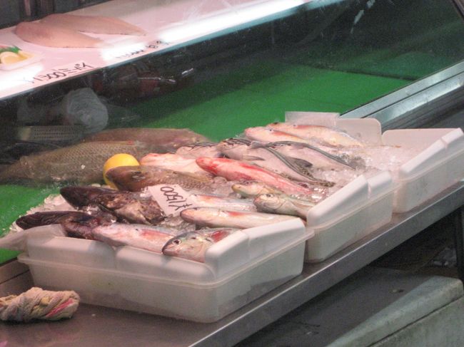 肉だけでなく魚もいっぱい！<br />２Ｆで調理して頂けるそうですが、<br />今回は見送りました。