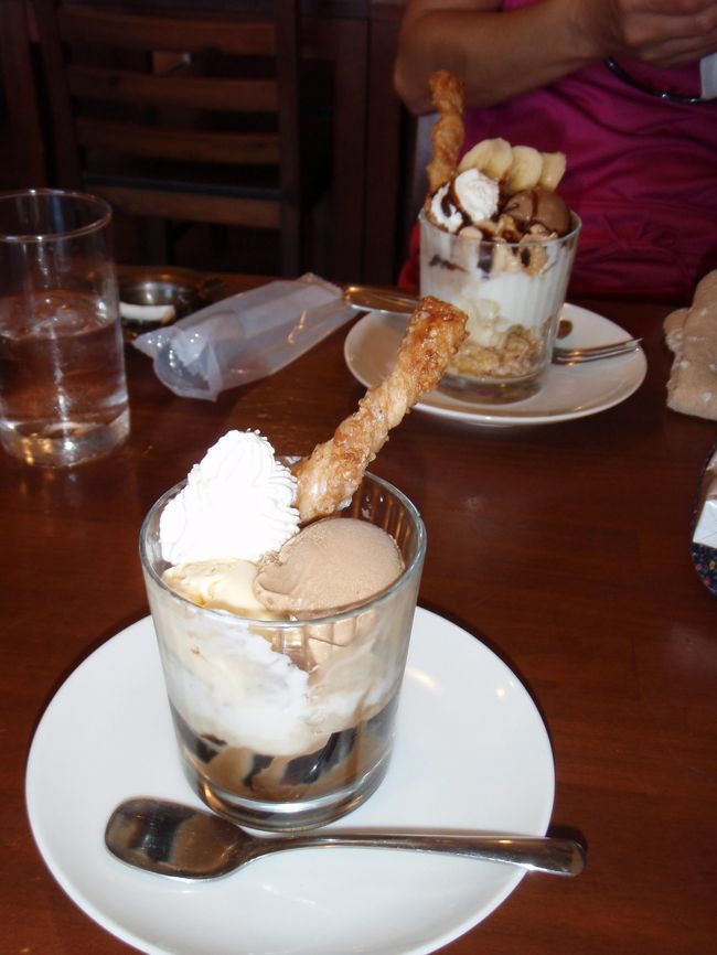 サクッと間をすっとばして・・三崎口へ・・。<br /><br />三崎口では、「野菜畑」っていう喫茶店（＠潮風アリーナの並び）で・・。<br />私：コーヒーゼリー・パフェ<br />カミサン：バナナ・パフェ<br />をいただく。<br /><br /><br />ちょっと・・なんか・・いやな予感・・。<br />