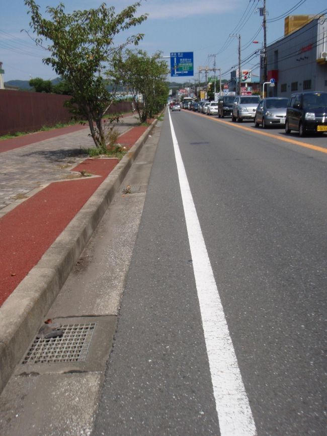 長井の自衛隊駐屯所まえのなんとなくアメリカな（嘘つけぃ！）だだっ広いストレートを行く。