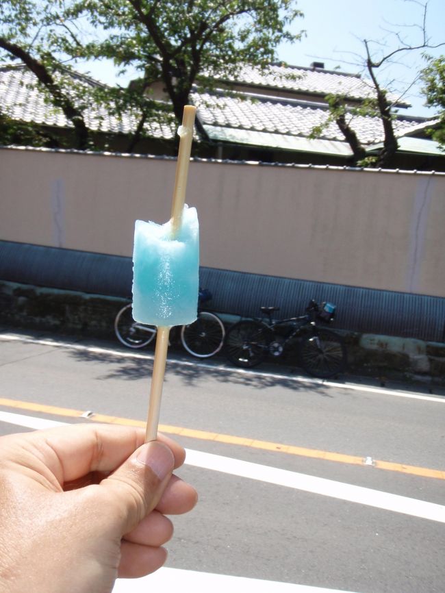 これがその、ご馳走。<br />120円也。<br />他にも「パイナップル味」やら「バナナ味」なんてえのもあった。<br />