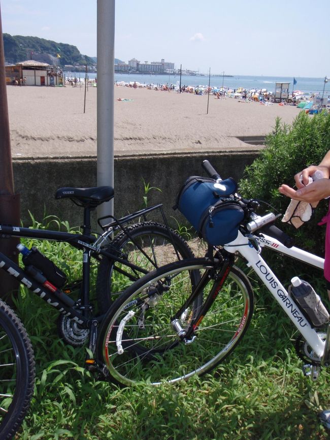 灼熱地獄のような午後の日差しの中、由比ガ浜に到着。