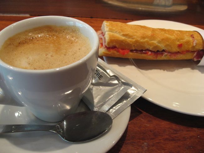 バルセロナの朝をバルから始めてみる。<br /><br />地下鉄で移動して、朝からお気に入りのチャペラへ。<br /><br />カフェ・コン・レチェと目の前にあったサンドウィッチを。<br /><br />カフェ・コン・レチェとっても美味しい♪<br />サンドウィッチもパンはカリッと中のイベリコ豚みたいなのもジューシーで美味しい。<br /><br />朝から大感動の朝食。<br /><br />バルセロナの朝を毎日感じたい。<br /><br />食事は日本人にとっても合います。