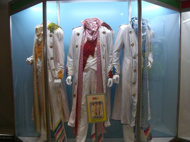 つるの剛士・上地雄輔・野久保直樹のﾕﾆｯﾄ・羞恥心の衣装。<br /><br />これもﾎﾝﾏに本人達が着ていたやつらしい。<br /><br />