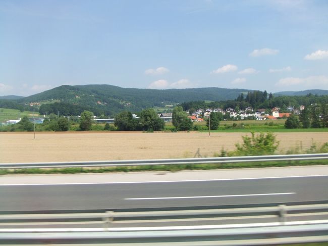 スロベニアからクロアチアへ向かう道。