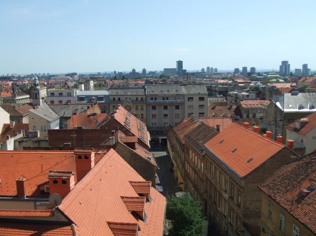 ランチ後は、聖マルコ教会を目指して坂を登りました。<br />汗だく。