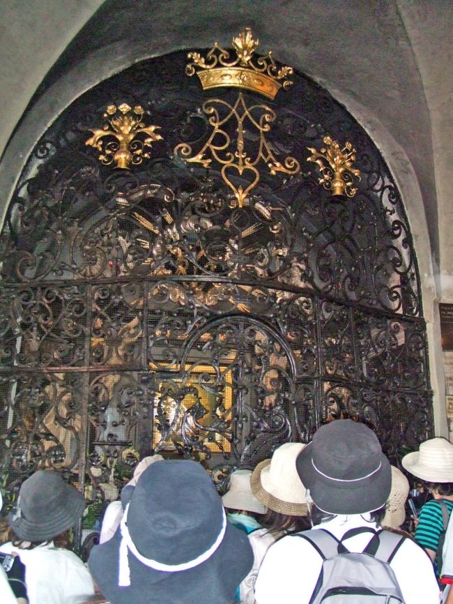 門内の礼拝堂。<br />良く見なくちゃ。