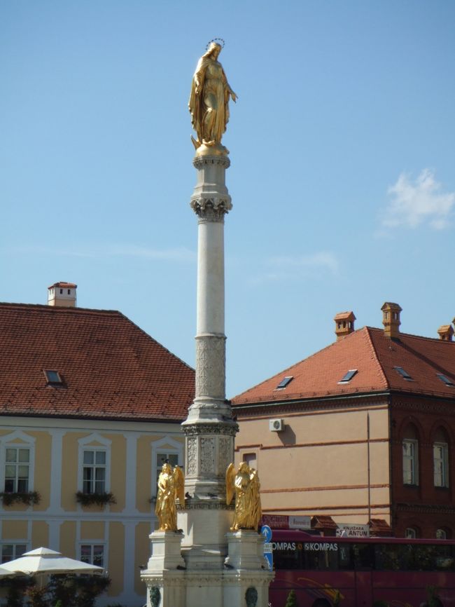 大聖堂前の広場にはマリア像が。