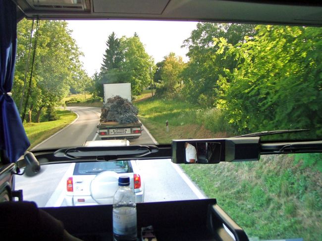 のんびり走っているトラック。