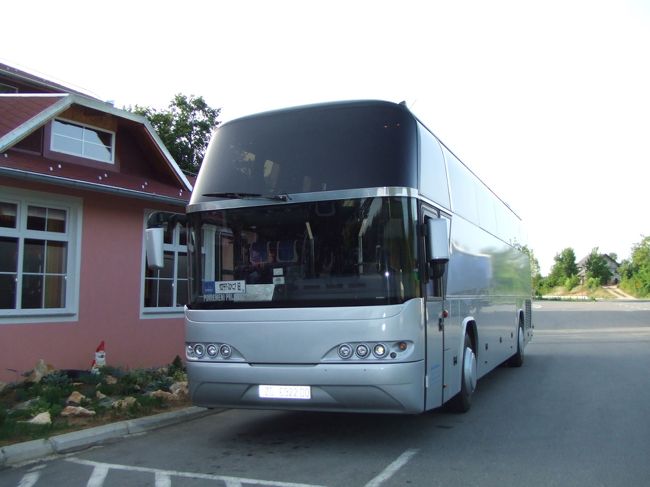 カフェで休憩。<br />6日間ずっとお世話になったバスの姿。<br />シンプルです。