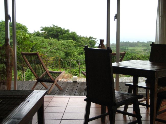 ダイニングルーム。<br />ここでチェックイン。<br />オーナーさんが笑顔とウェルカムドリンクをくれる。<br />桃とスイカとグアバのブレンドだそうです。長時間のドライブの疲れがふっとびます。<br />晴れていれば、残波岬から西海岸、名護湾までの<br />数十キロにも及ぶ沖縄本島の海岸線が、<br />目の前に広がるそうだけど、残念ながら曇って見えませんでした（＞＜）<br />