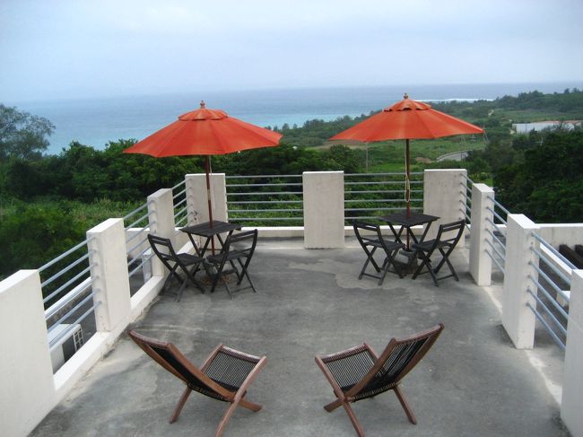 屋上ルーフテラスはゲスト専用のジャグジー付き。<br />サンセットや星空が楽しみなんだけど、<br />晴れてくれないかなぁ〜。