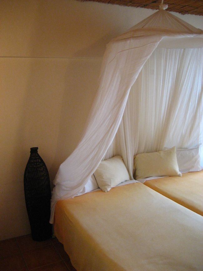 部屋に入るとまず飛び込んできたのが、ベッドの天蓋。<br />これがあるだけで、わくわくしてしまいます！