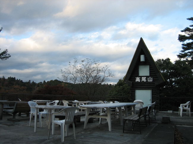 ケーブルカーの高尾山駅近く、ビューポイントに到着です。まだ薄暗いですが、空気が澄んでて気持ちがいい！！