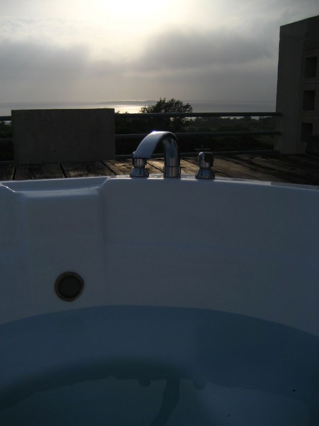 さっそく屋上テラスのジャグジーへ。<br />一番乗りしたので独占です！<br />オリオンビールを注文しようとしたら、<br />オーナーさん「飼い犬の散歩中」の札が・・・がっかり。<br /><br />気を取り直して、ジャグジーから海と水納島とかすかに見える太陽を眺めてのんびり。