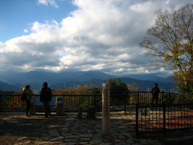 ついに。山頂到着！！<br />きれ〜い！！<br /><br />はい。<br /><br />勝沼ぶどう郷行きの列車まで、時間が少なくなってきました！<br /><br />ダッシュです（笑）<br /><br />急ぎつつも、友人へのお土産（おみくじ）はしっかり購入☆<br />