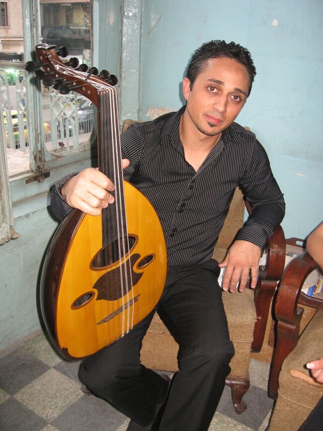 中で催されていた集まりに出席されていた方。<br />手にしているのは、アラブ音楽で使われる『ウード』という弦楽器。<br />結局なんだかよくわからないままここを後にしました。<br /><br />ところで、この建物の横の路地に『ハビーバ』というカナーファ屋があります。<br />持ち帰り専門ですが、とろけたチーズが絶妙で、いつも人だかりができています。<br />『ハーフサイズ、シロップなし(0.5JD)』で是非味わってみてください。<br /><br />カナーファ：薄い生地の間にチーズやクリームを挟んで焼いた温かいデザート