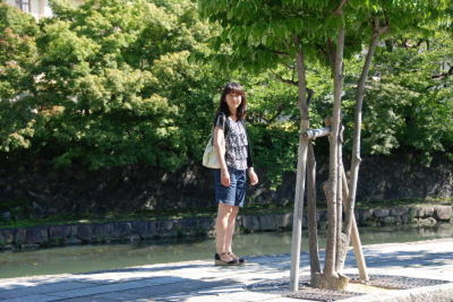 樹木の横で、記念撮影。