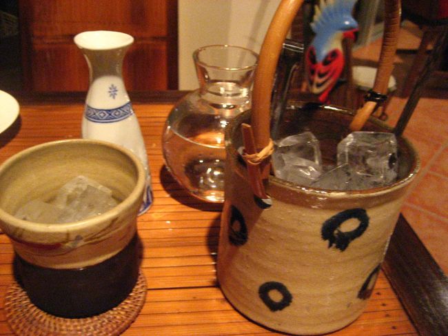 ワインの次は泡盛へ。<br />晩酌セットが用意されます。<br />まずはロックで。<br />久々の泡盛も爽やかでぐいぐい飲めそう。