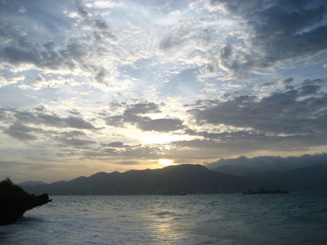 4roomsの近くの秘密のビーチにて。<br />朝焼けの曇り空。