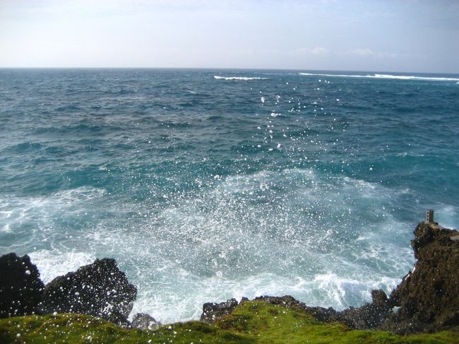 島の最南端を目指しましたが、<br />砂浜ではなく、崖になっており行き止まりでした＾＾；<br />そろそろ朝食の時間！引き返そう。