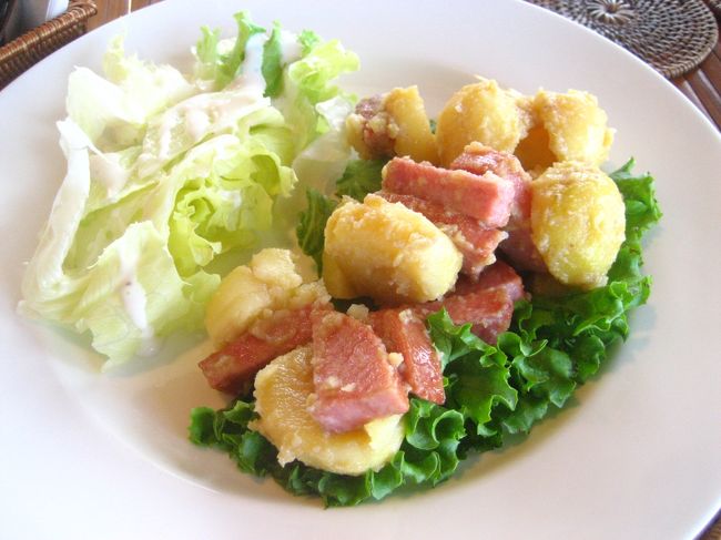 いっぱい歩いたので腹がへりました！<br />ポテトとベーコンのサラダを2人でシェアします。