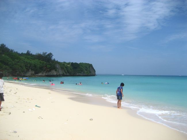 4roomsをチェックアウトし、島を車で一周しました。<br />残念ながら瀬底ビーチはリゾート開発で立入禁止に。<br />諦めて、瀬底大橋の下にあるアンチ浜へ。<br />初めて沖縄らしい海の色を拝め、興奮！！！