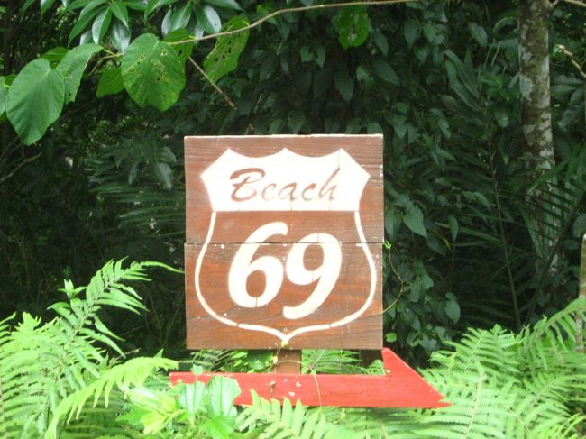 瀬底大橋から今帰仁のカフェ<br />「Beach Rock（69） Village」に向かいます。<br />写真のような看板が登場し、ほっとして山道を進みますが、なかなか辿り着きません。