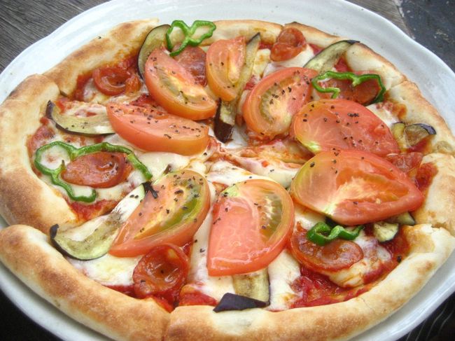 相方は「風の谷のピザ」。<br />自家栽培の野菜や果物を中心に、地元の新鮮な素材をふんだんに使っているので、野菜の味が濃く、トマトも甘いです。<br />予想以上にうまくて満足しました！