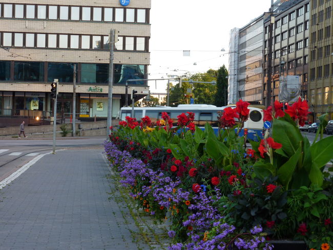 それでは、いよいよヘルシンキの探索開始！<br />まずはトラムのチケットを買いに行きましょう。<br /><br />・・・と、思いきや、トラムの停留所ではチケットが買えないことが多いのです。<br /><br />そんな訳で、すぐ近くの地下鉄の駅まで歩くことにしました。