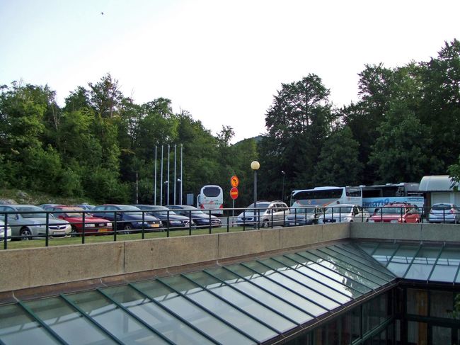 今日は楽しみにしていたプリトヴィッツェ観光です。<br />ホテルの駐車場は宿泊客の車やバスで一杯。