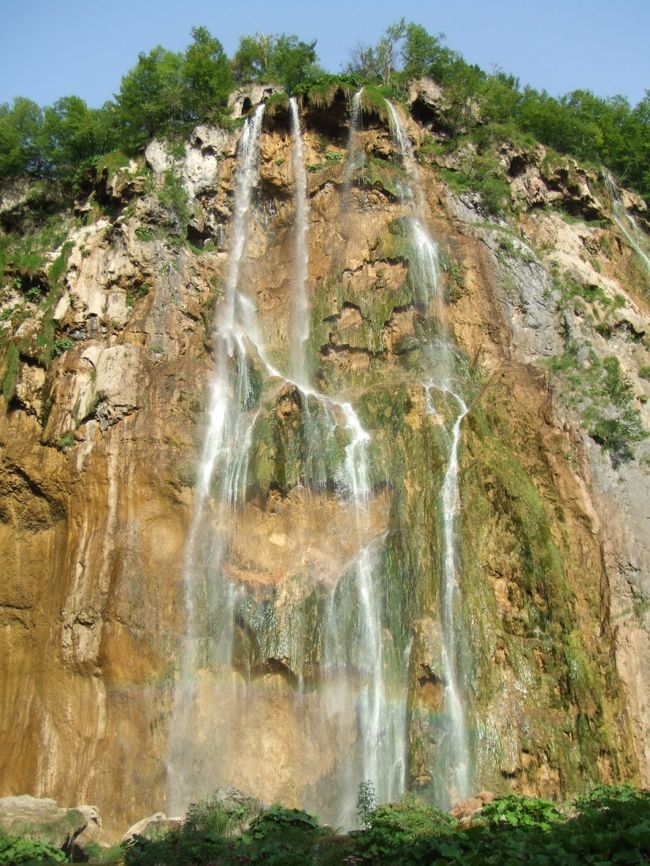 下の方に虹がかかっています。