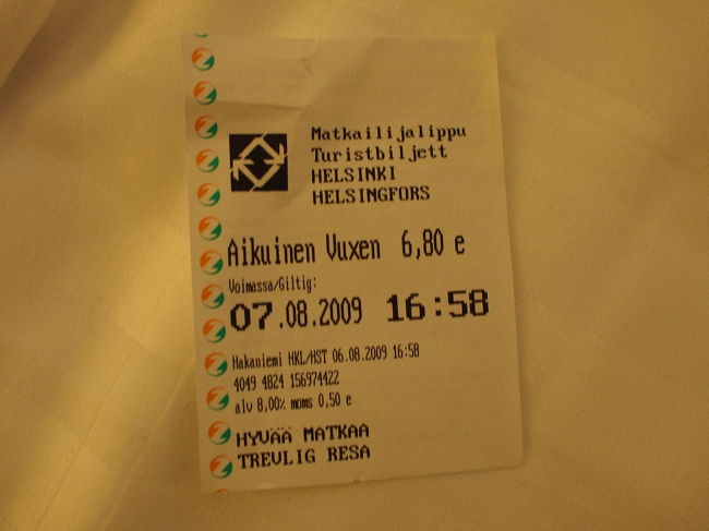 購入したのは、ヘルシンキ市内のみ有効なツーリストチケットです。<br /><br />1日券　(24時間有効)で、6.8ユーロしました。<br /><br />もうすぐ夕方の5時(日本時間で、夜の11時)です。<br /><br />チケットとは言っても、それはまるでレシートのようでした。