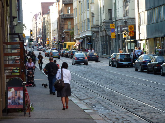 ヘルシンキに着いたら、一番に行きたいと思っていた場所がありました。<br /><br />そこは、土日はお休みで、営業日の平日も夕方6時で閉まってしまうのです。<br /><br />そんなことを考えながら、私たちが載ったのは、トラム３B。<br /><br />地○の歩き方のトラム路線図を見ながらトラム内の停留所表示を見ていきますと、<br /><br />「あれ？あれれ？」<br />こともあろうに、目的地まで遠まわりになる路線に乗ってしまったのです。