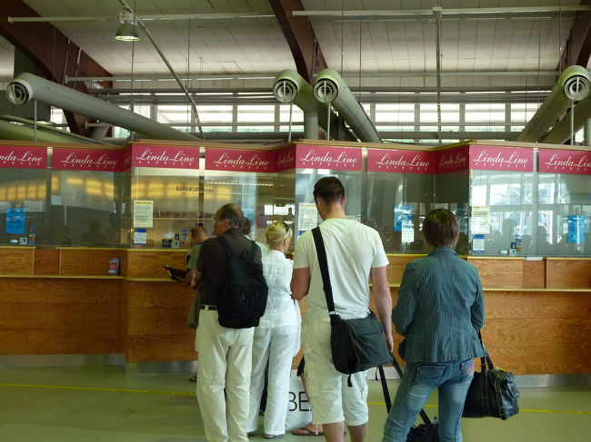 ターミナルに入ってすぐの右手には、チェックインカウンターがあります。<br /><br />画像はありませんが、その左上に電光掲示板があり、高速艇の運航状況が表示されていました。<br /><br />ちなみに、この日は19時発の高速艇は40分遅れにて運航されるようでした。<br /><br />（そういえば、モロッコの手配をお願いした、N社のUさんも、フェリーはよく遅れたりするって言っていたっけ。。。）<br /><br /><br />そして、この時にはまだ、明日起こるであろう惨劇（？）を、想像すらしていませんでした。