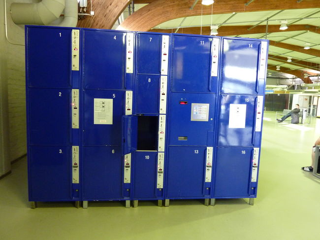 今回は、ところどころで1泊分の荷物を作り、それ以外の荷物は、コインロッカーに入れておこうと考えています。<br /><br />そのため、スーツケースではなく、キャリーケースを使用しています。<br /><br />まあ、元々、スーツケースは持っていないのですが。<br /><br />両替所のさら前方に、コインロッカーがありました。<br />そして、それなりに空いていました。
