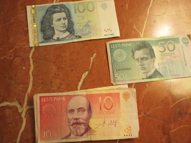 「明日は、両替をする余裕もないだろうから・・・。」<br /><br />と、20ユーロ分をエストニアクローン（EEK)に両替することにしました。<br /><br />カウンターのお姉さん曰く、もう80セントあれば、綺麗に250EEKになるとのことで、1ユーロさらに渡して20セントのおつりをもらいました。