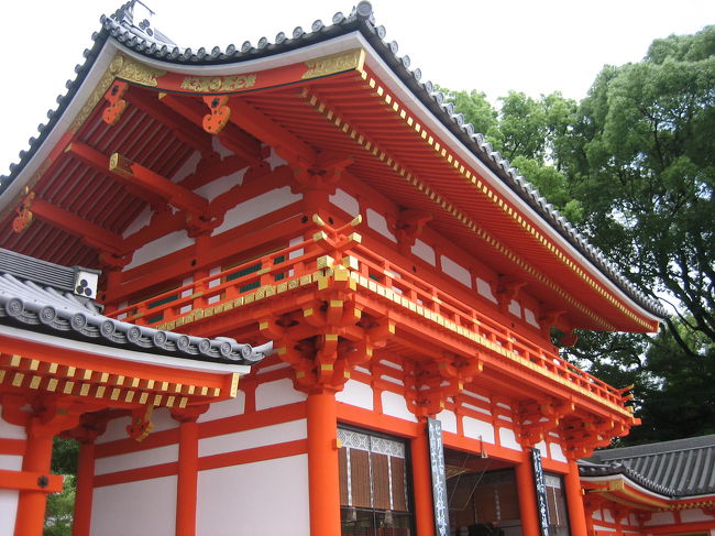 ちょっと歩き疲れたので八坂神社で休憩です。<br />美味しいものが食べたいなぁ。。<br /><br />今回は、「抹茶パフェ」を食べて、「野菜の飴」をお土産に買いたいです。<br />野菜で作られた飴は、先日TVで紹介していたんです。<br />舞妓さんに人気なんですって。でも、お店の場所がわかりません。。（地図を忘れてしまった。）<br />確か、この辺だったような・・